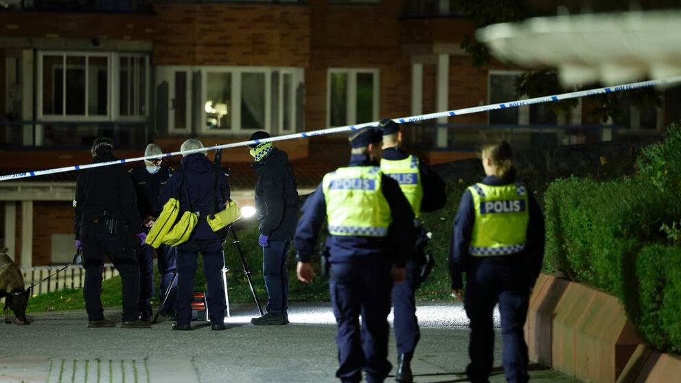 Poliser samlade vid platsen för torsdagens skjutning i Saltskog i Södertälje.