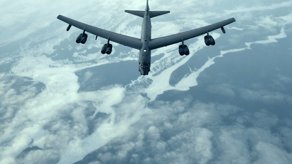 Amerikanskt B-52 Stratofortress kärnvapenkapabelt flygplan kan bära bomber, minor och kryssningsrobotar.