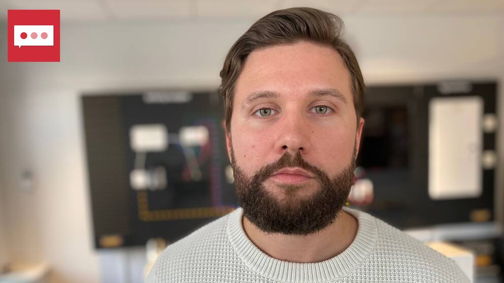 en man med skägg som tittar i kameran
