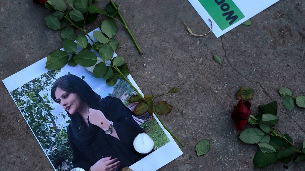 En bild på Mahsa Zhina Amini ligger på marken under en demonstration i Jerusalem den 6 oktober.