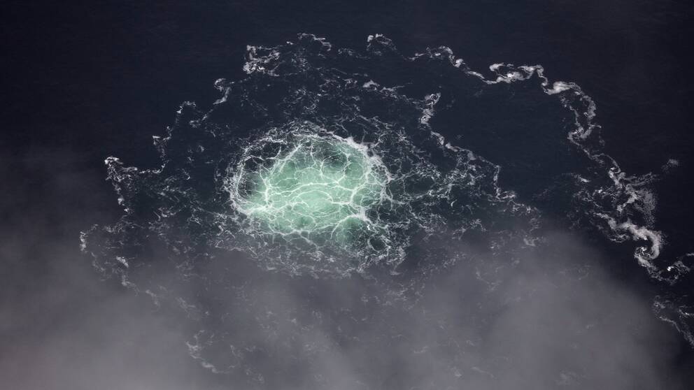 Bubblor vid ett av läckagen vid Nord Streams gasledningar i Östersjön.