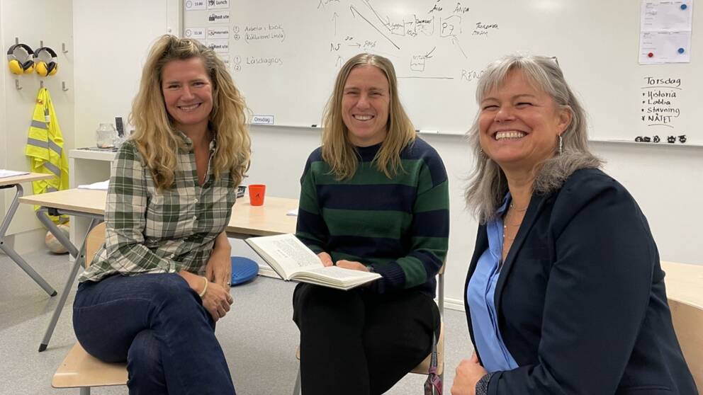 Projektledaren Helene Tivemark och lärarna Linda Gull och Hanna Jakobsson Sourander sitter framför en whiteboardtavla.