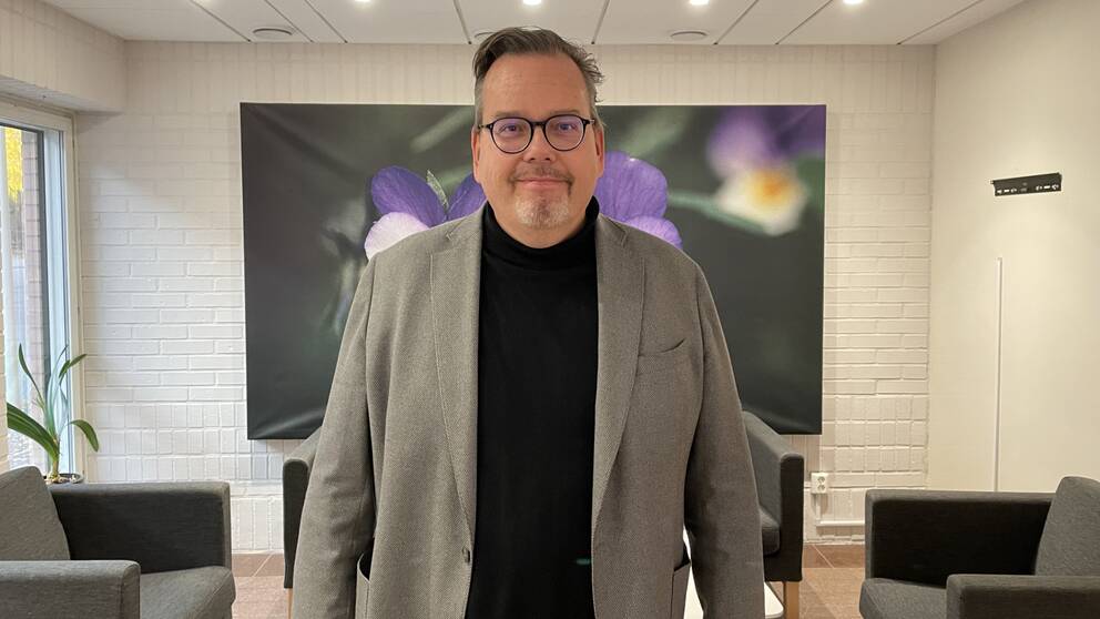 Örjan Abrahamsson, skolchef, står iklädd grå kavaj och svart polotröja i ett rum med vita väggar. Han berättar om hur Rödsta skola i Sollefteå lyckats öka andelen behöriga lärare.
