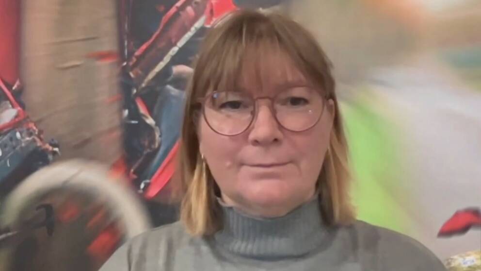 En medelålderskvinna med glasögon.