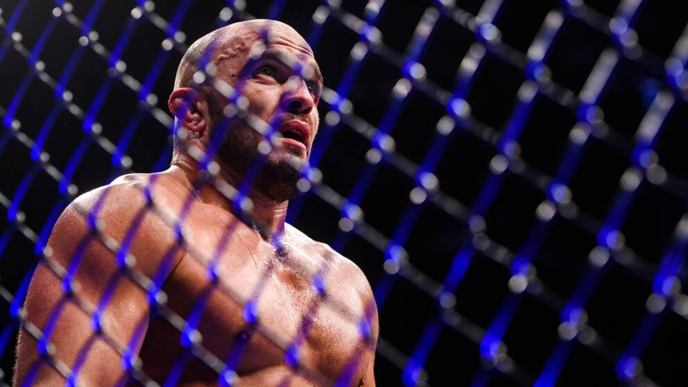 Ilir Latifi under matchen mot ukrainaren Oleksij Olejnik under UFC-galan i Las Vegas.