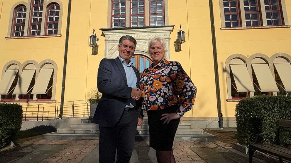 Niklas Borg (M) och Kristina Edlund (S) tar i hand – överens om att styra Linköping