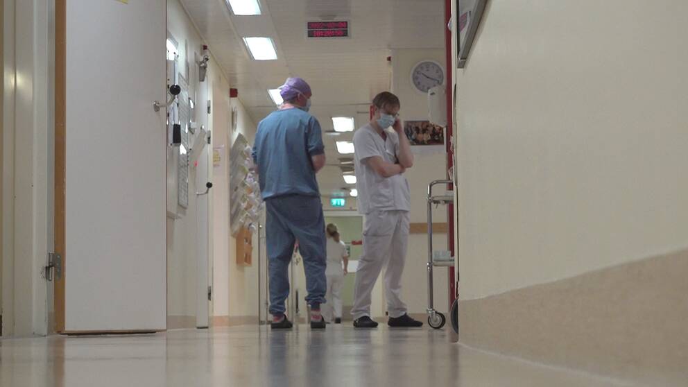Sjukhuspersonal i en sjukhuskorridor.