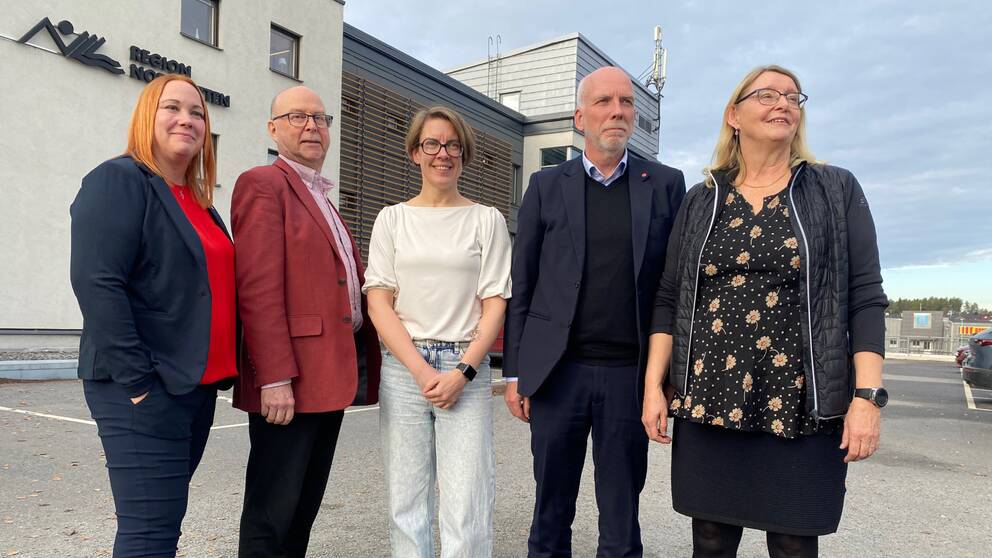 Bild på nya styret i Region Norrbotten får vänta på maktövertagandet. Från vänster: Camilla Friberg (S), Glenn Berggård (V) Linda Jonsson (V), Anders Öberg (S) och Birgitta Johansson Huuva (C).