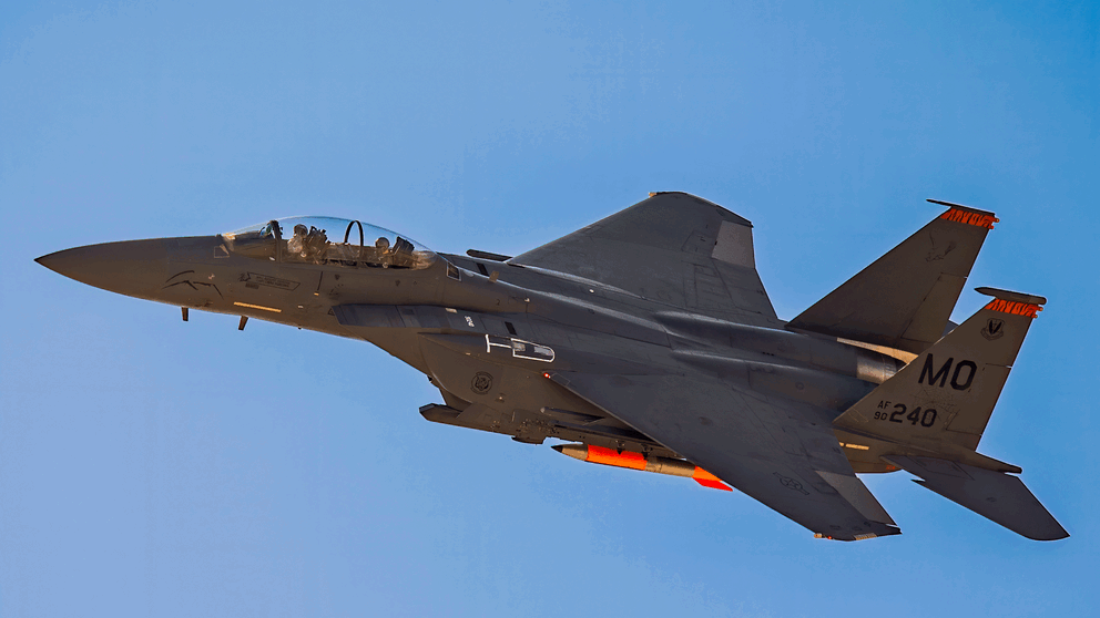 Amerikanskt F-15E stridsflygplan utför test att bära B61 taktiskt kärnvapen. 