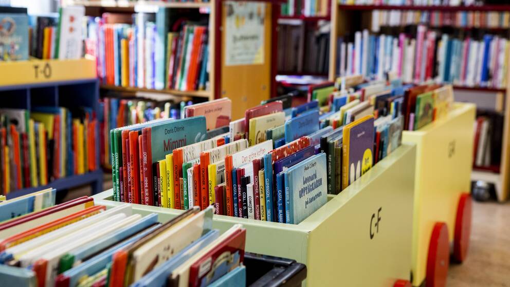 Barnböcker i ett bibliotek.