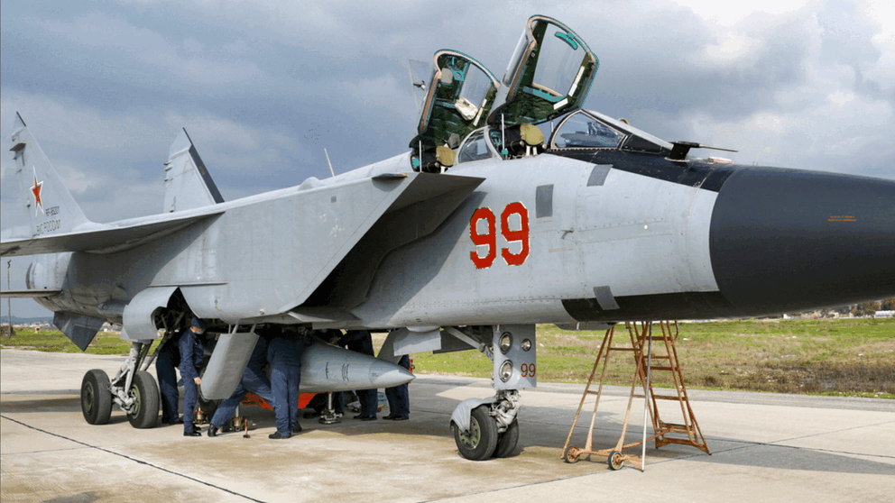 Ryskt Mig-31 stridsflygplan uppges beväpnas med en Kinzjal hypersoniskt kryssningsrobot på flygbasen Hemeimeem i Syrien. 