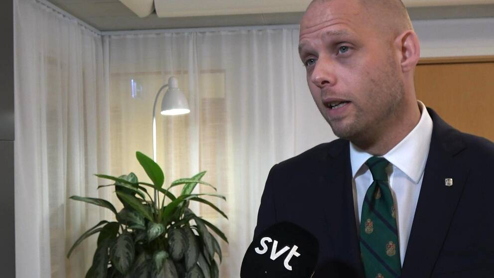 Bino Drummond framför en SVT-mikrofon