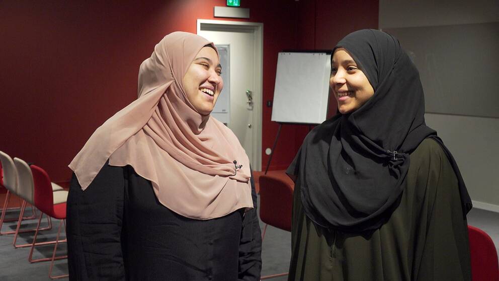 Grundarna av Dyamo Safae Berrahmoune och Hiba Adem kollar på varandra och skrattar.