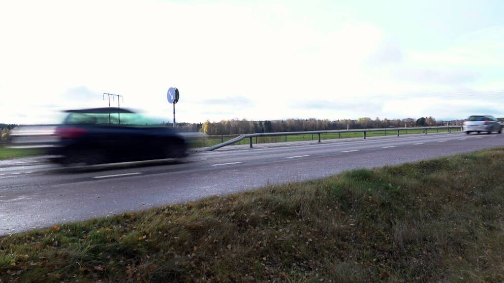 Bilar som åker på en väg med mitträcke.