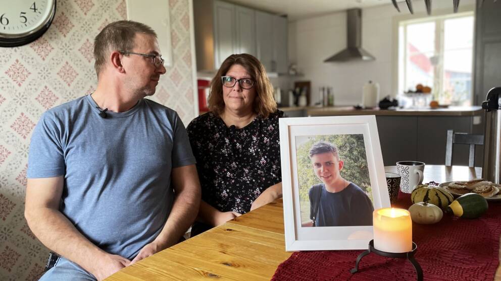 Patrik och Ulrika Lindh, föräldrar till Philip Lindh, sitter vid köksbordet hemma i huset på Öland.