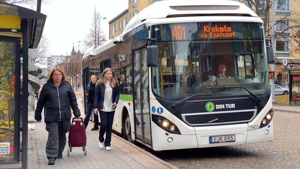 Resenärer kliver av en stadsbuss i centrala Örnsköldsvik.