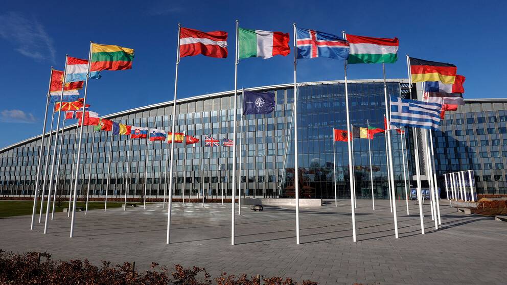 Flaggor utanför Natos högkvarter.