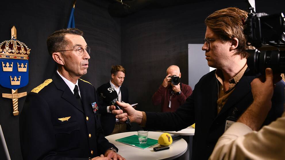 Överbefälhavare Micael Bydén intervjuas av SVT:s reporter Kristoffer Törnmalm.