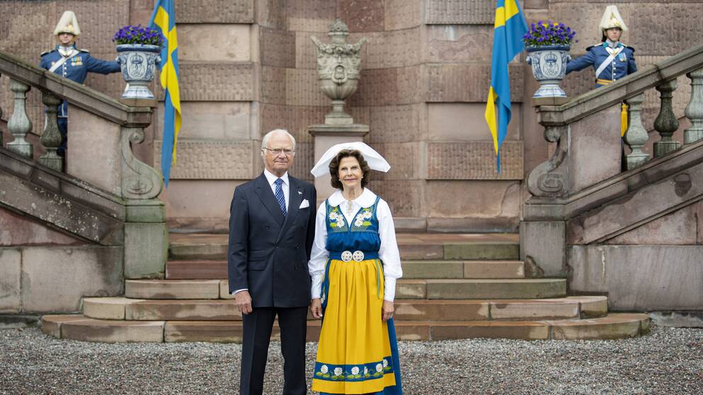 Kungen och drottning Silvia på Borggården i Stockholm. Den 25 maj kommer kungaparet till Linköping.