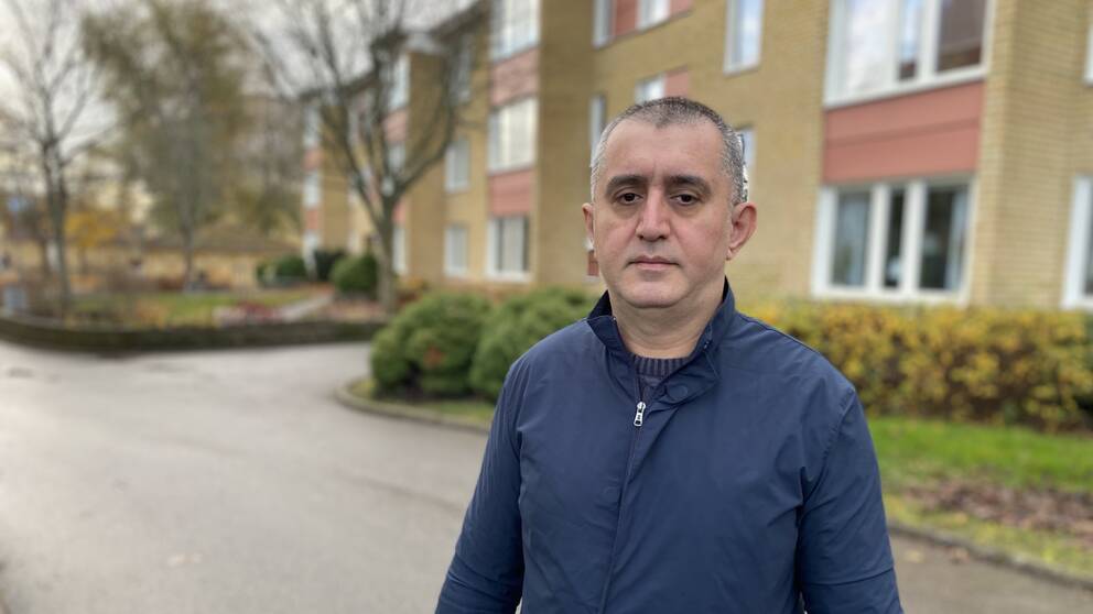 Föräldern Bamo Ali Hussein utomhus i området där det skedde en skottlossning.