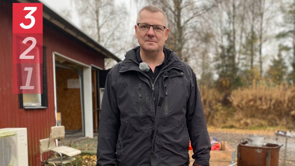 Roger Petersson, förbundschef på Värends Räddningsförbund, berättar om de olika åtgärdsalternativen för sanering av marken på Nothemmet utanför Växjö.