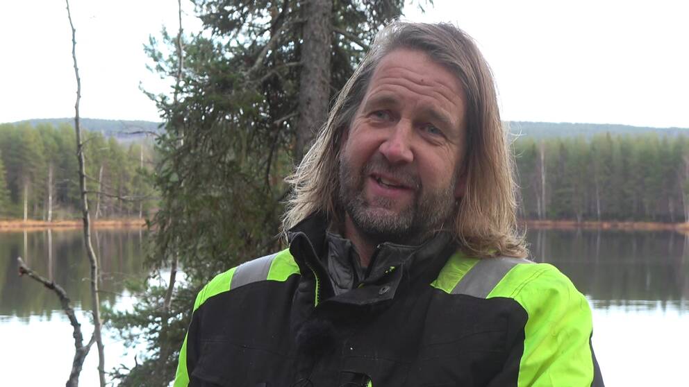Svante Naess intervjuas av SVT och berättar hur han hamnade i Gunnarsbyn efter att ha bott i Kenya.