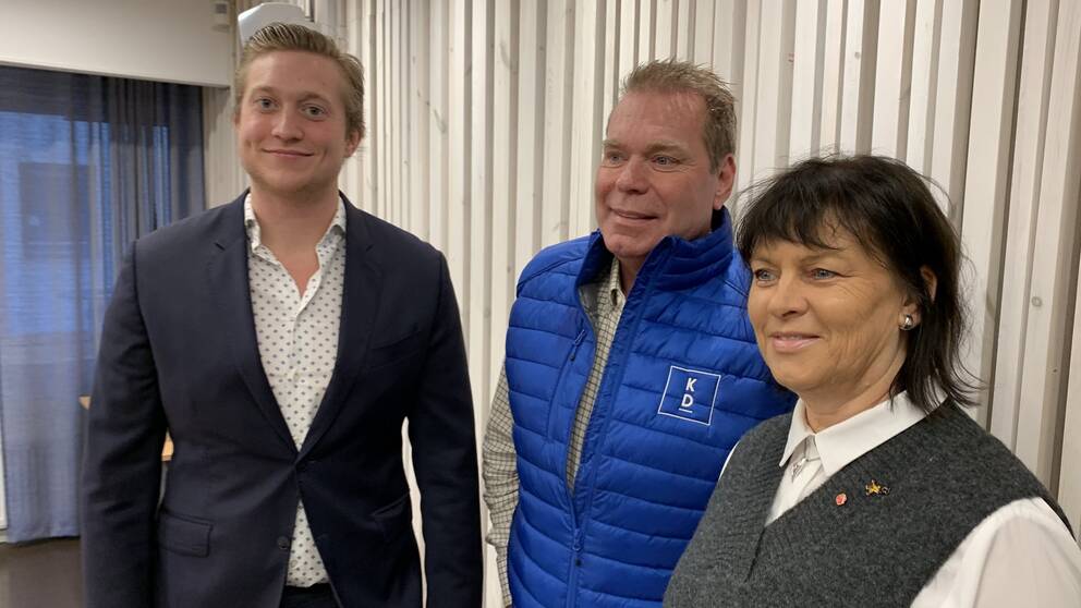 Det nya styret i Krokom representerat av från vänster Carl-Oscar Fransson (M), Kjell Sundholm (KD) och Maria Jacobsson (S).