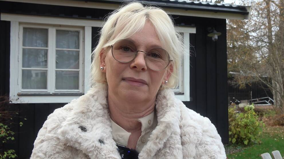 En blond kvinna i pälsjacka