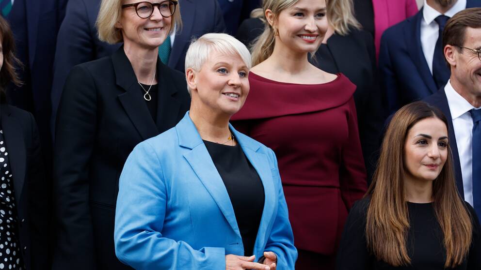 Bilden föreställer socialförsäkringsminister Anna Tenje (M) tillsammans med representanter på den nya regeringen.