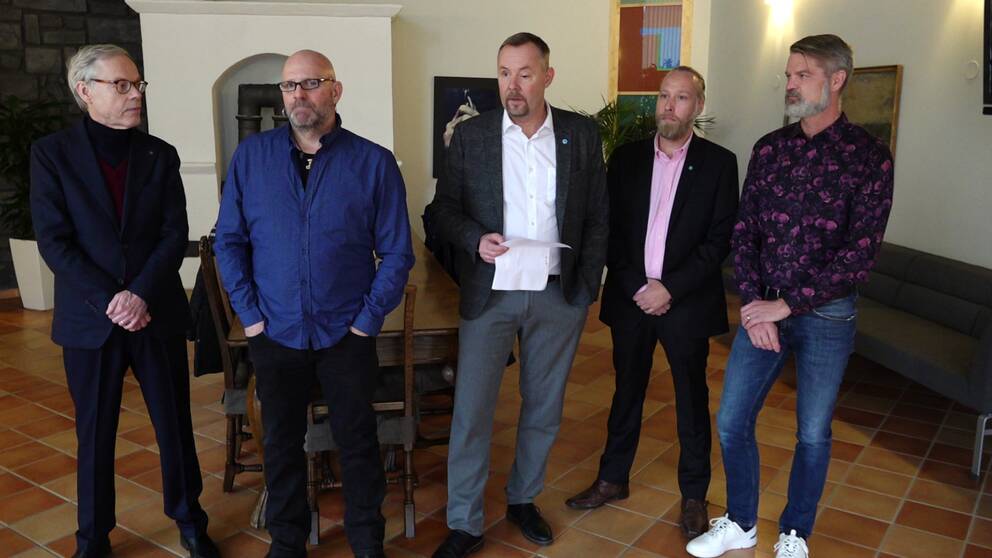 Bild på fem män som är med i nya styret i Lindesberg.