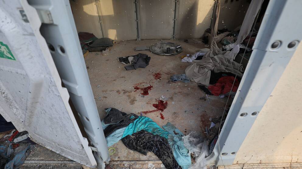 Blodfläckar syns på golvet i Maram-lägret efter attacken.