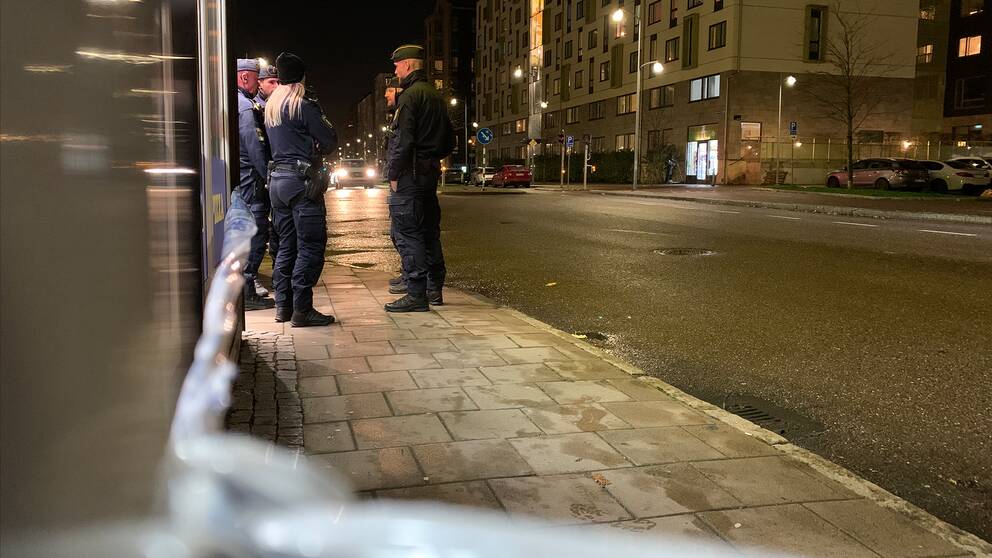 Uniformerade poliser utanför en restaurang i Kvillebäcken, polisband