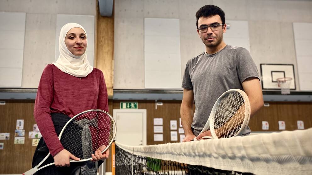 Asylsökande Anas och Mina är tennistränare i Norbergs tennisklubb.