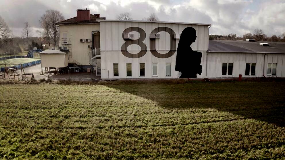 Plymouthbrödernas skola med vit fasad och en siluett av en kvinna på husväggen bredvid siffran 80.