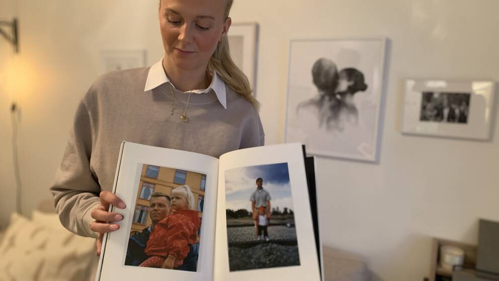 Kvinna håller i fotoalbum