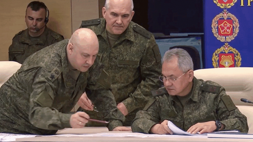 Rysslands försvarsminister Sergej Sjojgu (vänster) och general Sergej Surovikin (vänster). Foto distribuerat av ryska försvarsminsteriet via EPA/TT.