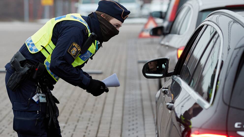 polis kontrollerar bil vid Öresundsbron