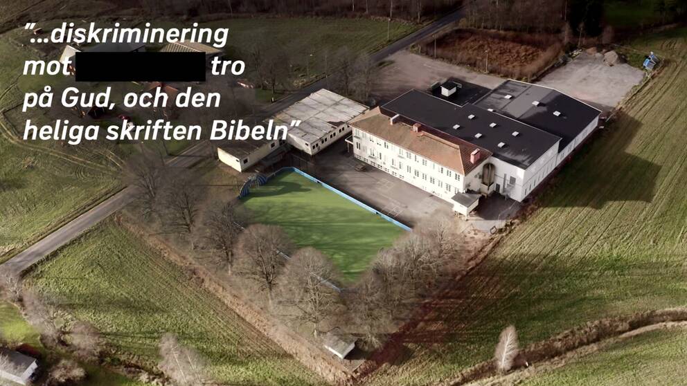 En drönarbild på Oneschool global i Långaryd med en text där det står ”diskriminering mot xxxx tro på Gud och den heliga skriften bibeln”