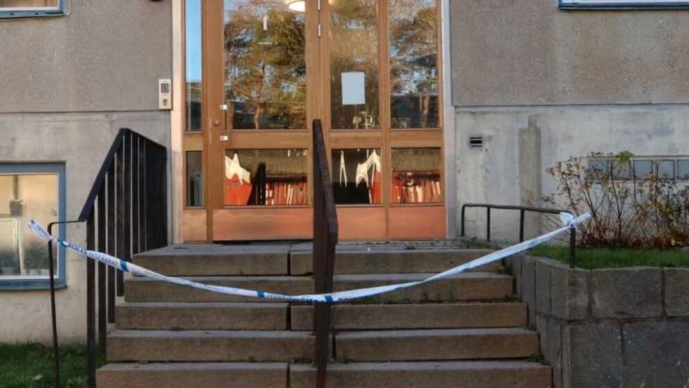 Polisavspärrning framför port på Lidingö.