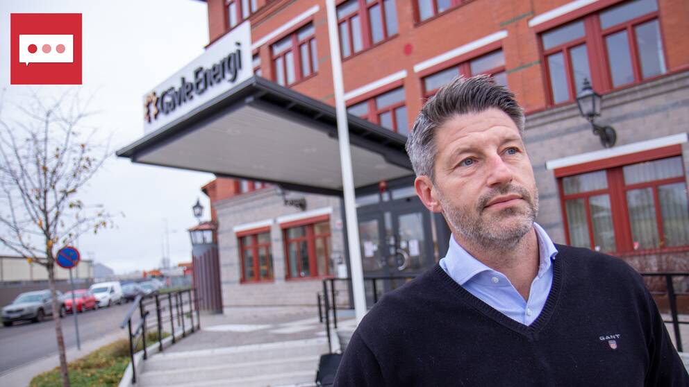 Bilden visar Anton Holton, vd Gävle Energisystem, när han står framför kontoret till Gävle Energi. Han har på sig en svart tröja och har kort grått hår.