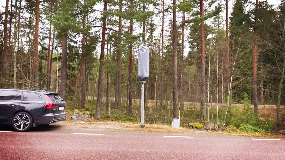 Bilden visar en trafiksäkerhetskamera med en plastpåse.