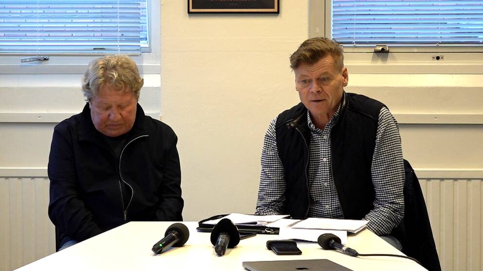 Kjell Andersson, tillförordnad vd på ÖFK, och elitbolagets ordförande Tom Pripp sitter vid ett bord framför en vit vägg och ser dystra ut när de berättar om det ekonomiska läget i Östersunds fotbollsklubb.
