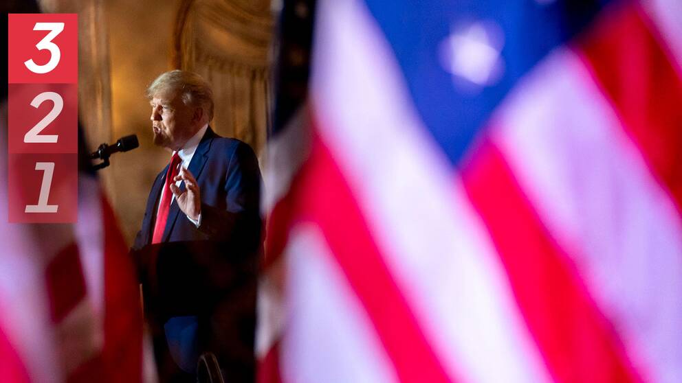 Donald Trump talar vid amerikanska flaggor.