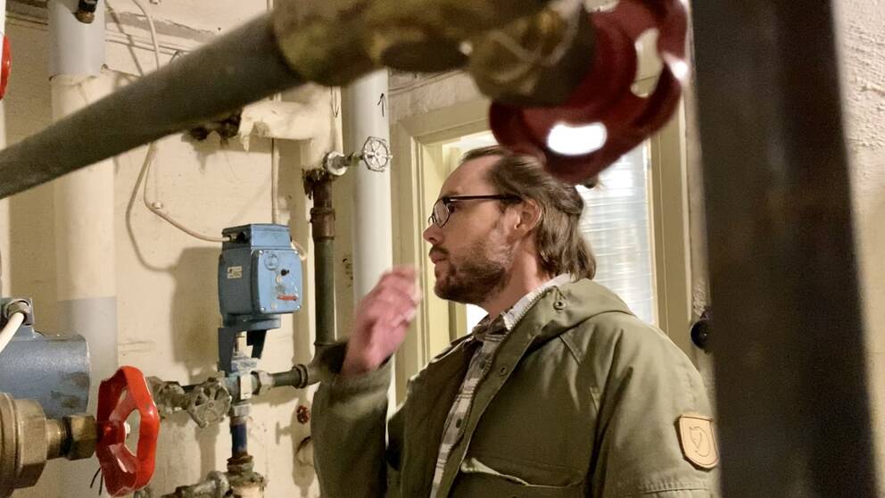 Carl-Magnus Palmblad, klimat- och energirådgivare Hallstahammars kommun inspekterar kommunhusets ventilationssystem.