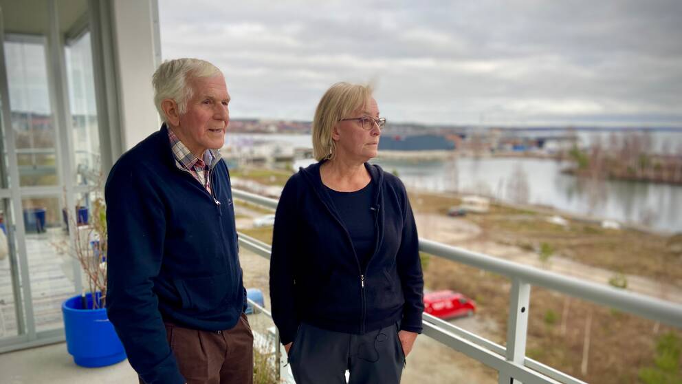 Göte Bohman och Yvonne Johansson står på en balkong och blickar ut över den nya stadsdelen Västra hamnen i Hudiksvall.