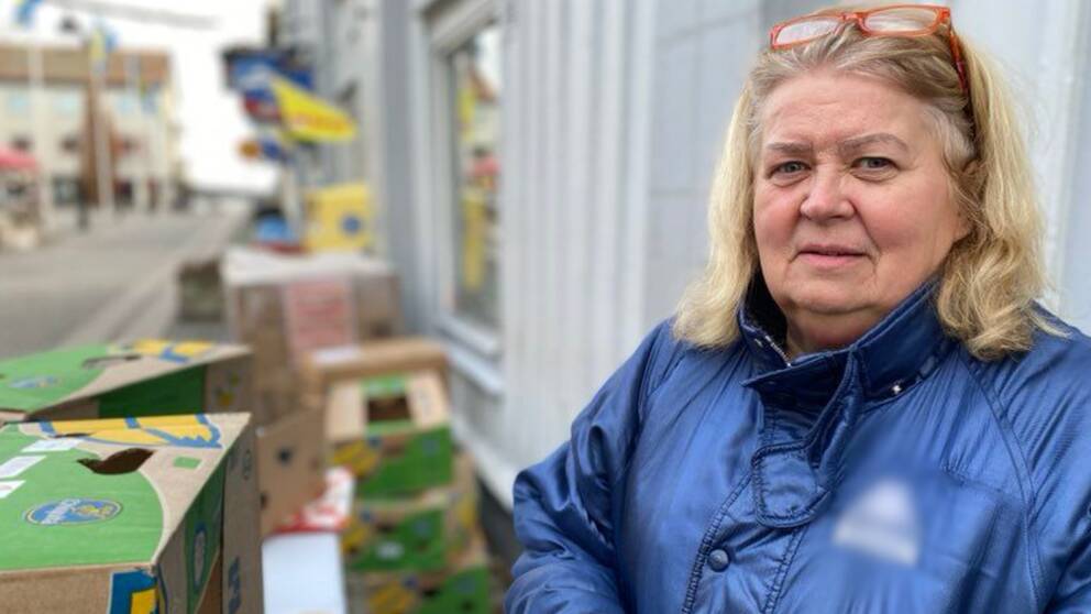 Bild på Mariefredsbon Anne-Katherine Mattsson, initiativtagare till en insamling för Ukraina. Bredvid henne står banankartonger. 