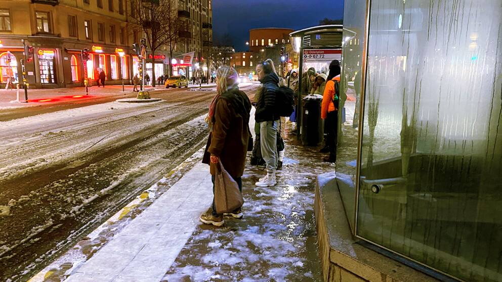 Bild föreställer resenärer som står och väntar i Stockholms innerstad.