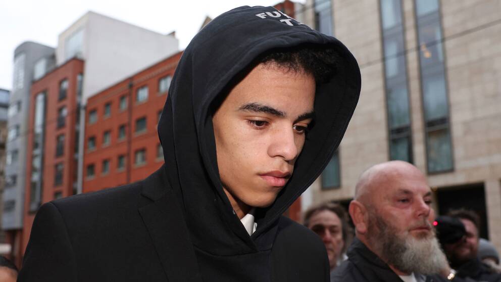 Mason Greenwood när han anlände till domstolen i Manchester. Sedan sköts rättegången upp ett år.