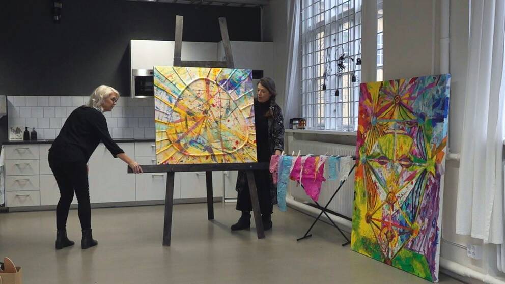 Två konstnärer, Karin Svensson och Anna Enquist Müller, i en atelje.