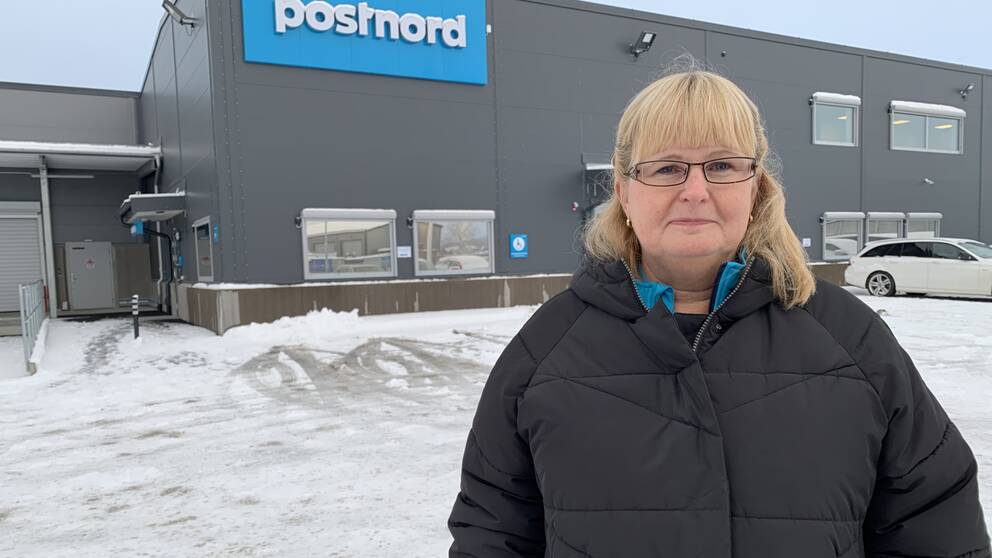 Katarina Sörman, distributionsområdeschef för Dalarna, står utanför Postnords lokaler i Borlänge